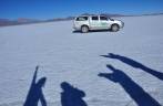 Brincando com as sombras no Salar de Uyuni, na Bolívia